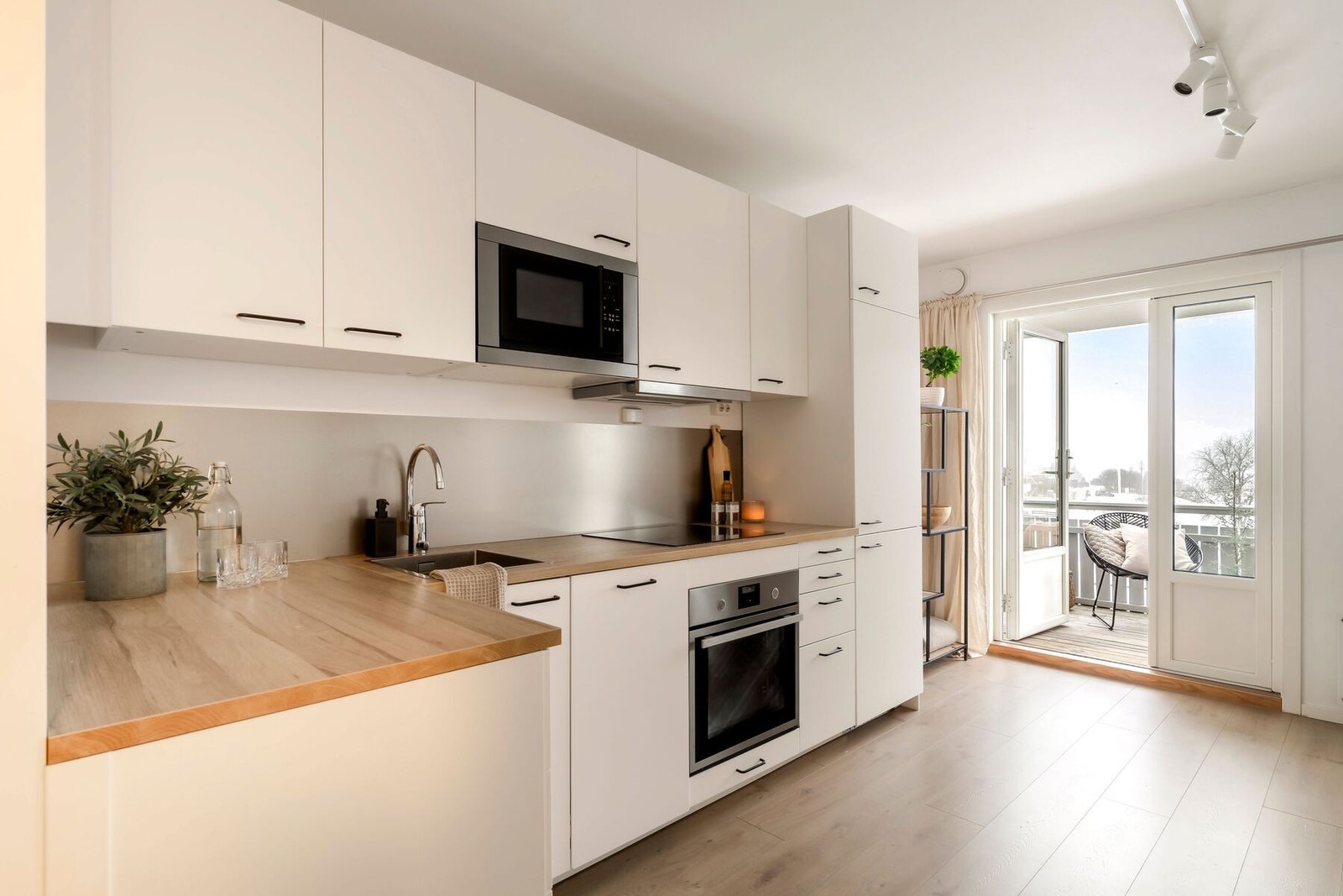 Kjøkkenet byr på integrert induksjonstopp, oppvaskmaskin, stekeovn, mikrobølgeovn og kombiskap (kjøl/frys). Galleribilde