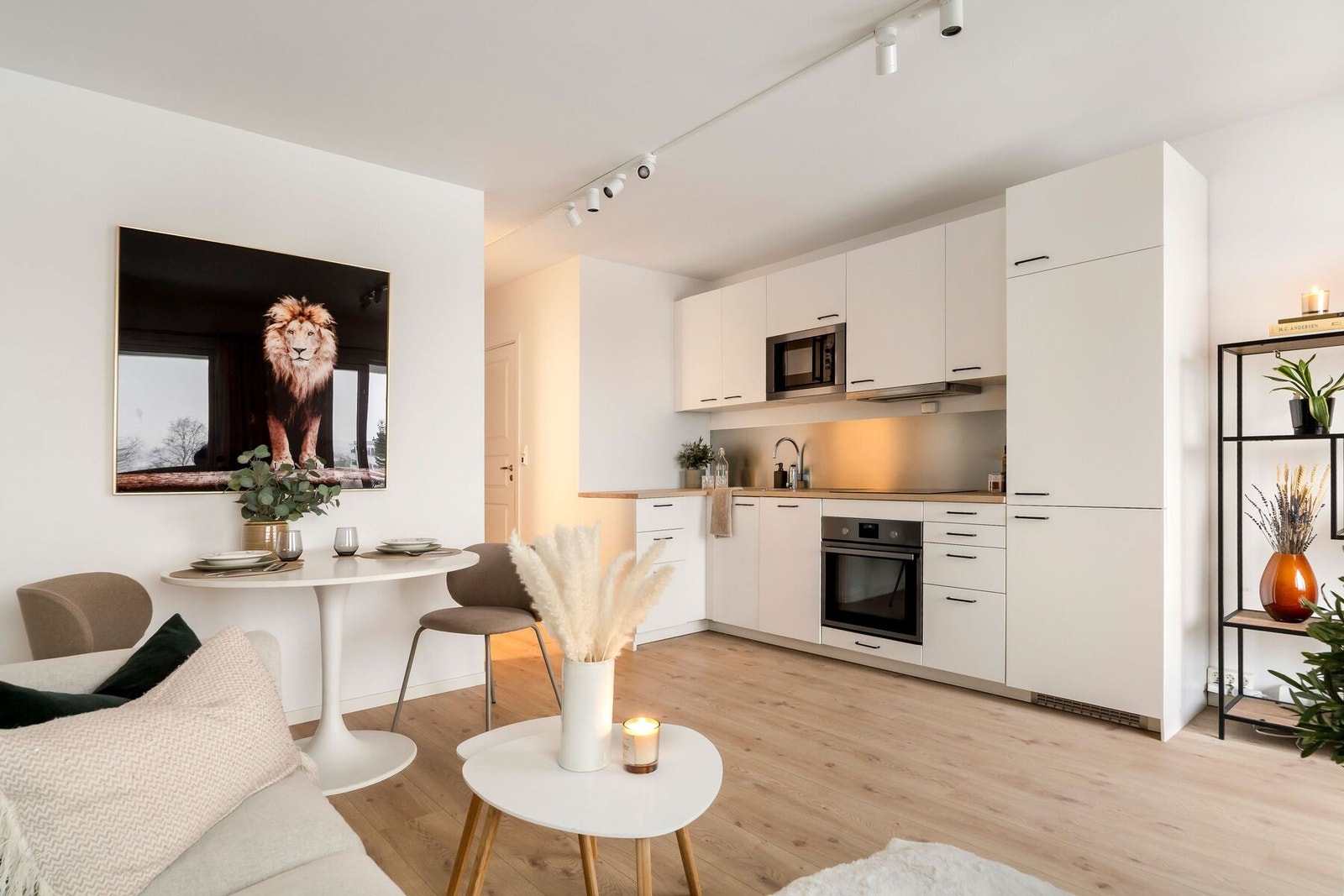 Boligen har gjennomgående god standard, gjennomtenkt planløsning, samt flotte materialvalg. Galleribilde