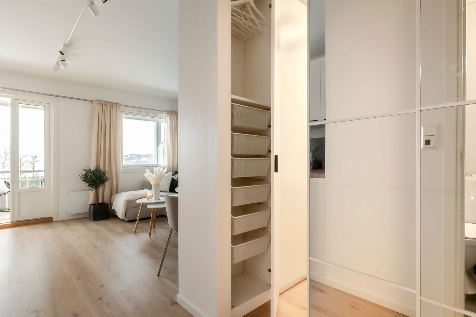 Smarte garderobeløsninger gjør det enkelt å holde orden. Galleribilde