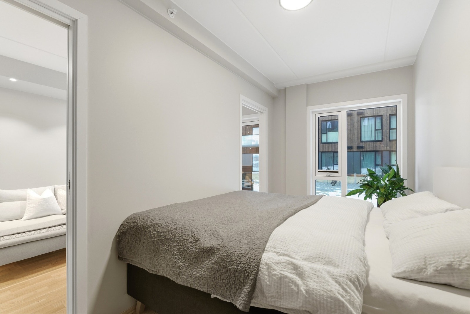 Adkomst fra stua med skyvedør på begge sider. Galleribilde