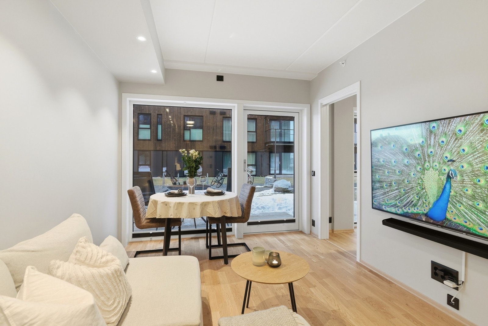 Godt med naturlig lysinnslipp fra vinduene - det er også montert plissegardiner. Galleribilde