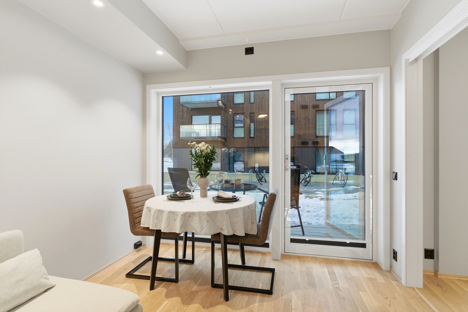 TV og internett samt a-konto vann/avløp/varmtvann er inkludert i felleskostnadene. Galleribilde