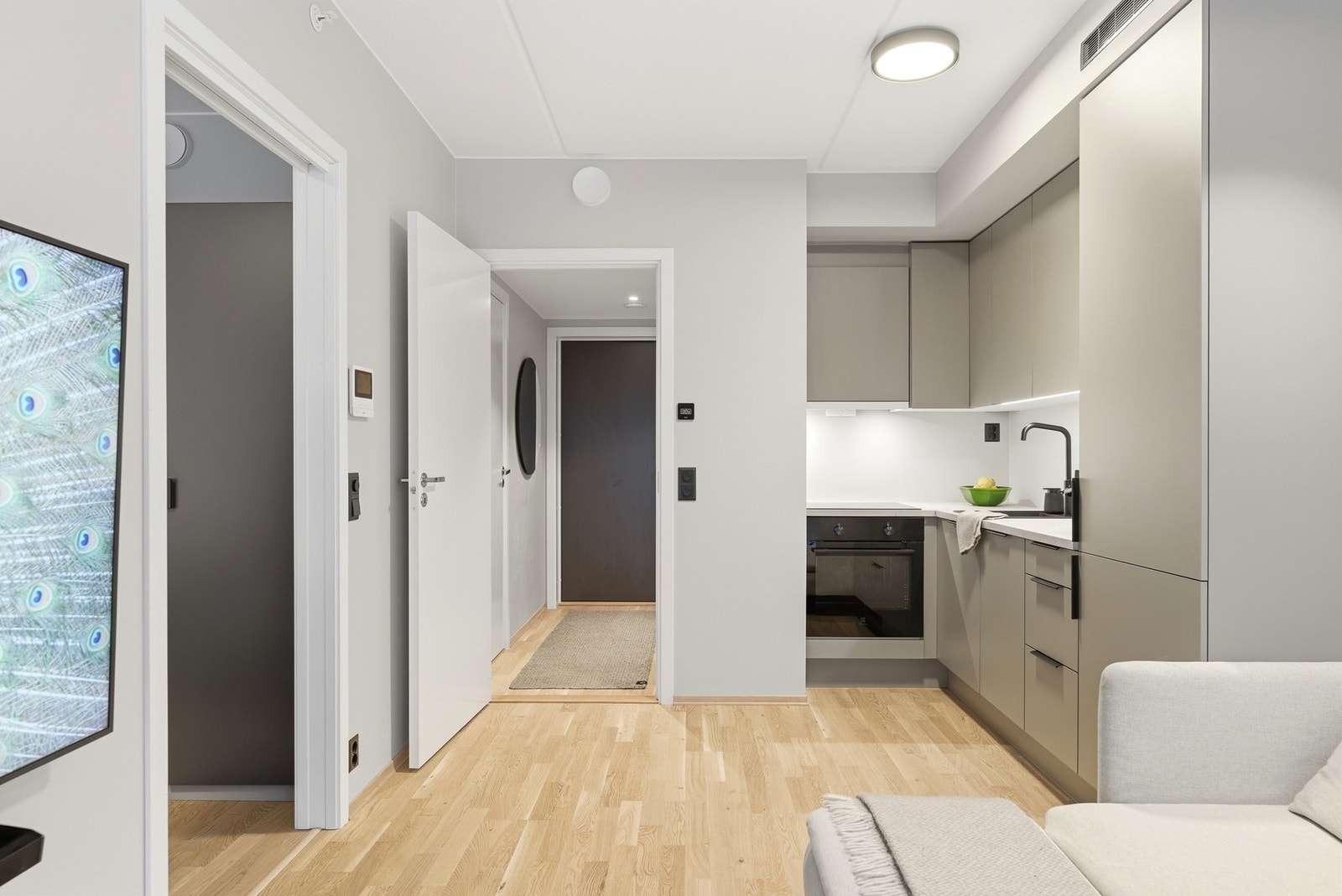 Åpen stue/kjøkkenløsning. Balansert ventilasjon sørger for sirkulasjon av lufta og bedre inneklima. Galleribilde