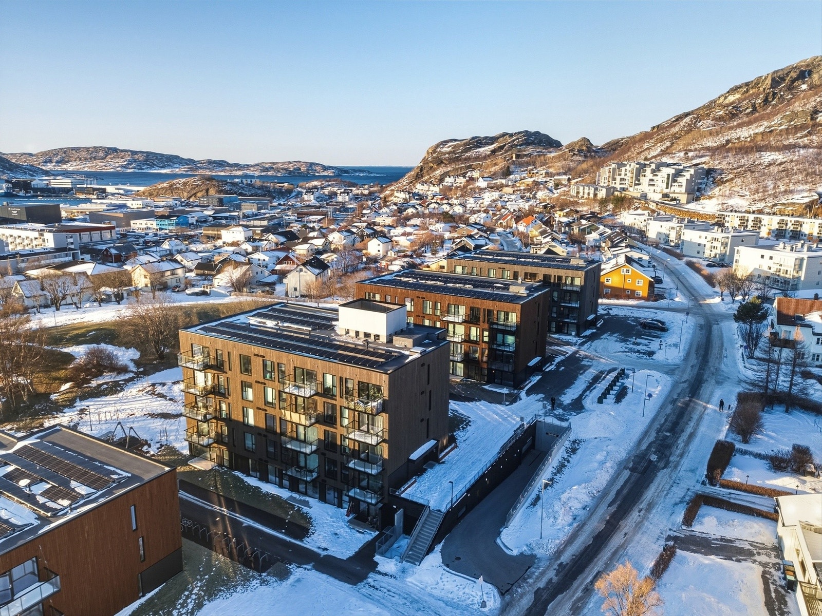 Sameiet har flere gjesteparkeringer, lekeplasser, sykkelparkering m.m. Galleribilde