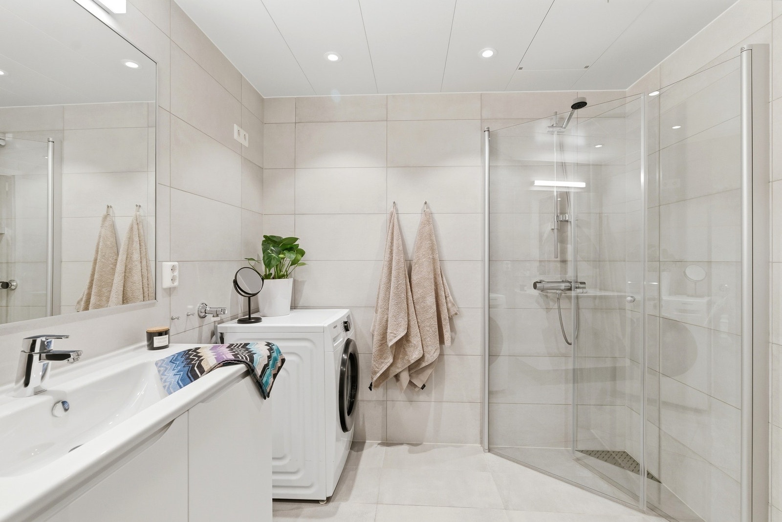 Meget flott flislagt bad med varmekabler i gulv og downlights i himling. Dusjhjørne med innfellbare vegger. Galleribilde