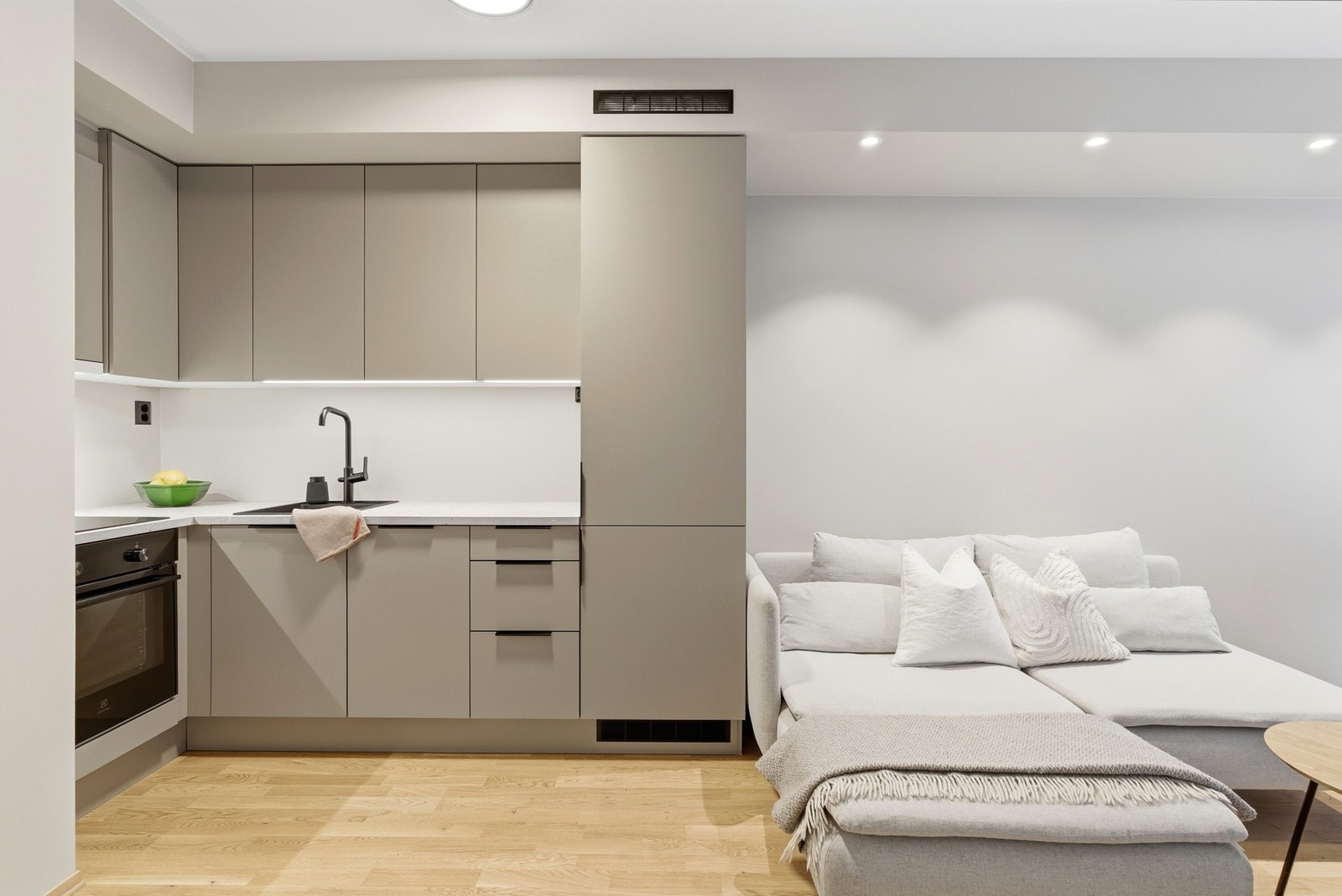 Stilrent og pent kjøkken fra HTH med takhøy innredning. Galleribilde