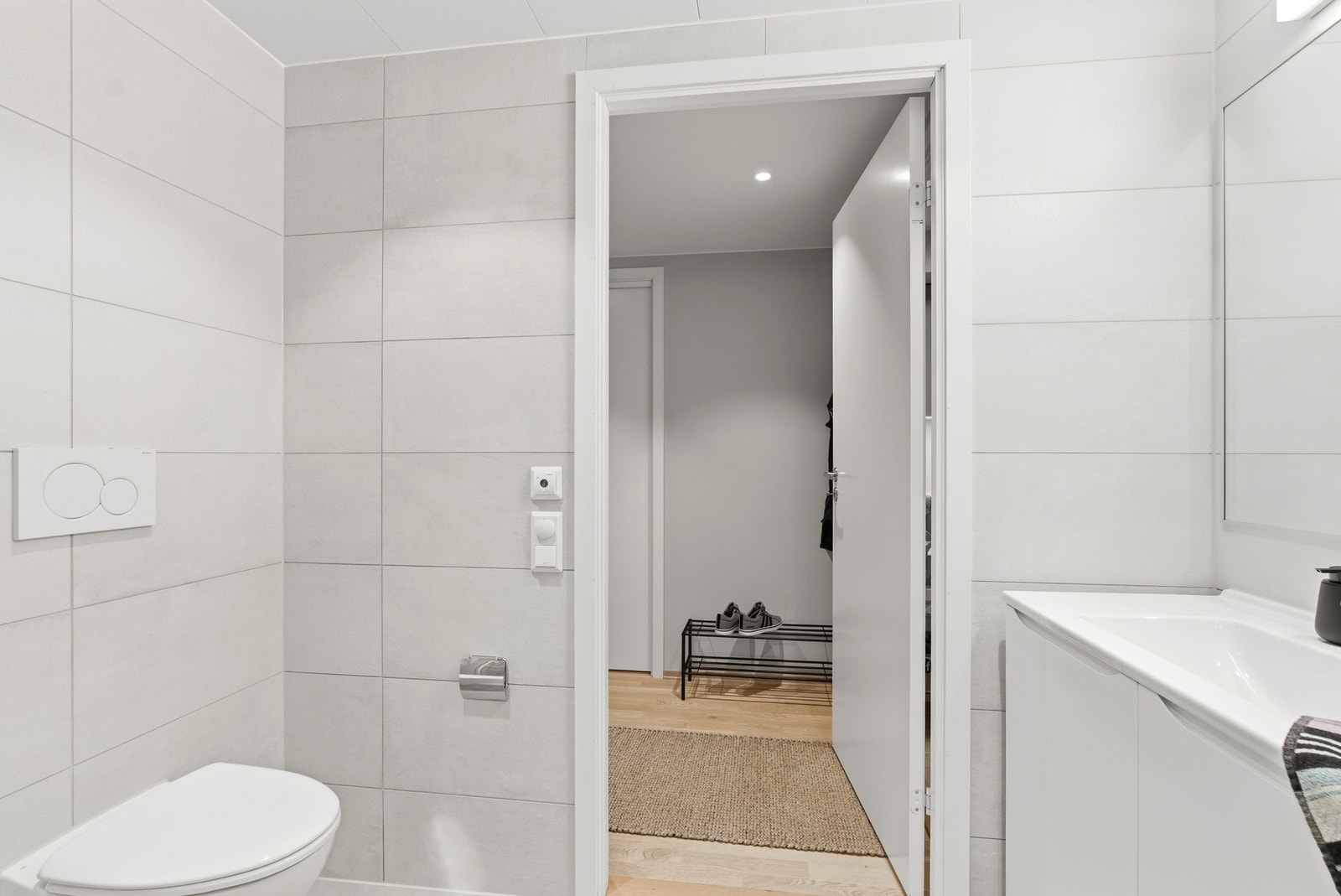 Meget flott flislagt bad med varmekabler i gulv og downlights i himling. Galleribilde