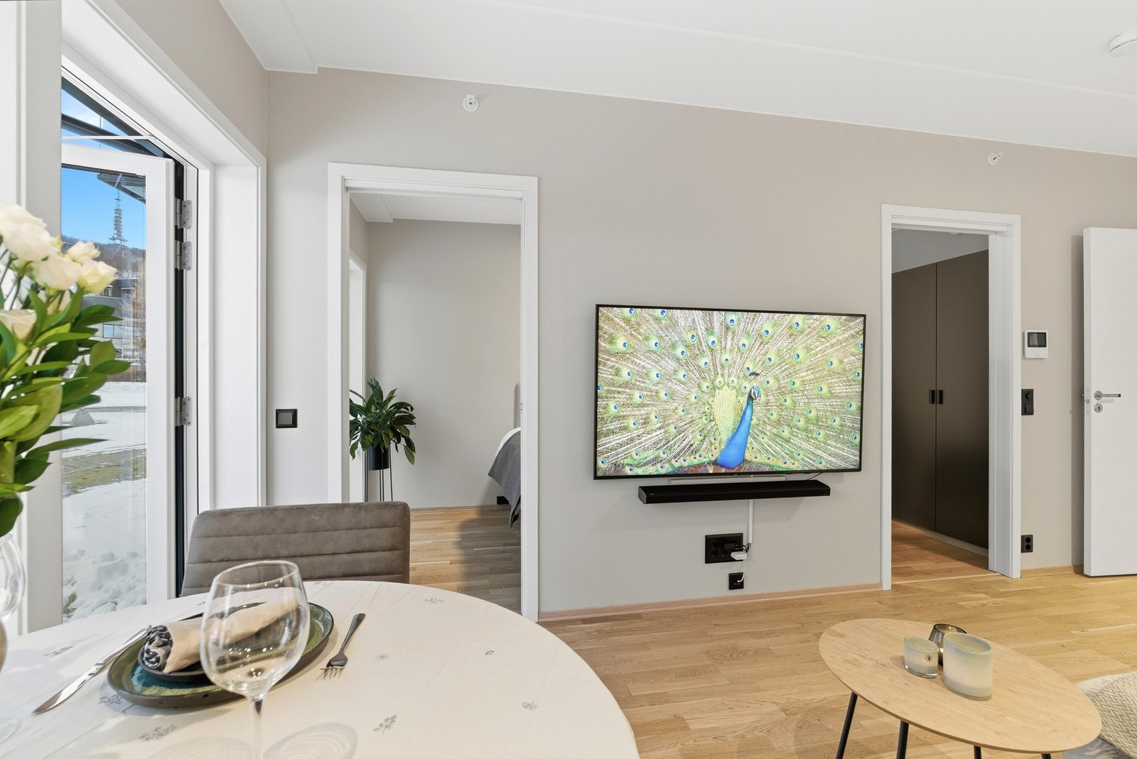 Gjennomgående moderne standard med parkettgulv og slette vegger malt i lune farger. Galleribilde