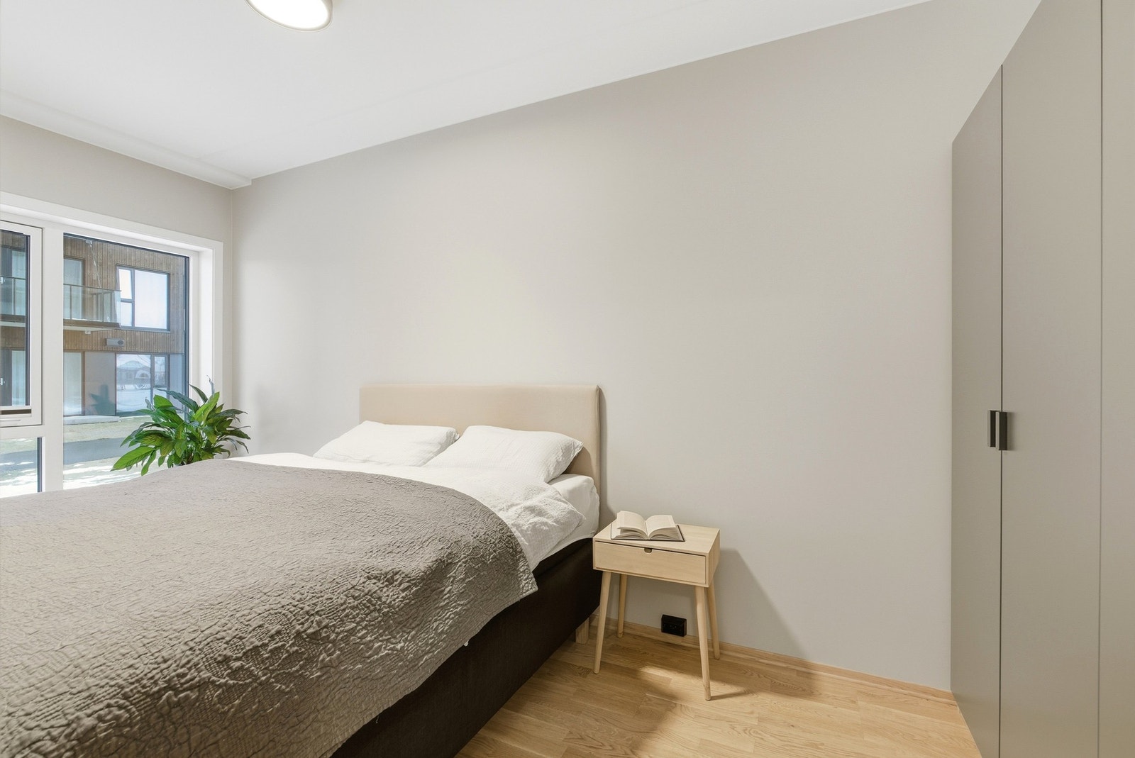 Leiligheten har et romslig soverom med adkomst fra stua. Galleribilde