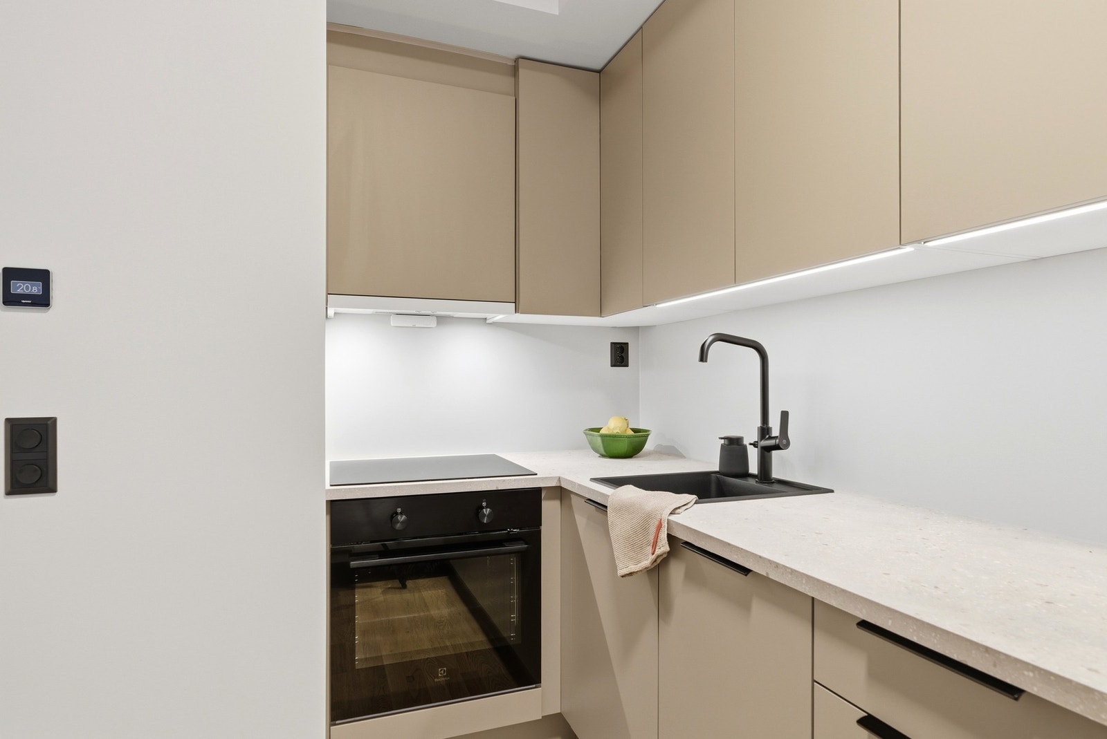 Integrert stekeovn, platetopp, oppvaskmaskin og kombinert kjøle/fryseskap. Waterguard og komfyrvakt etablert. Galleribilde