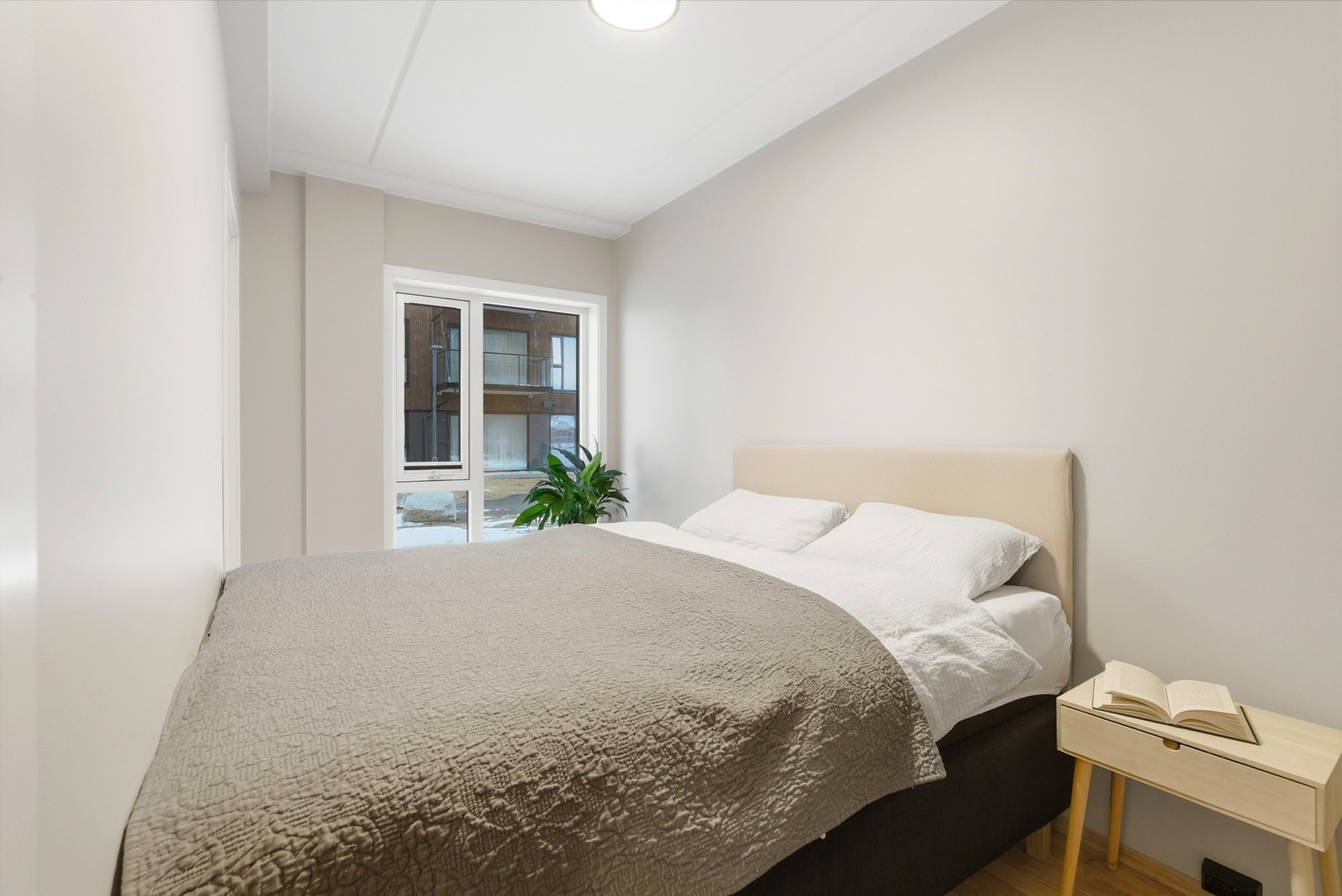 Soverom med god plass til dobbeltseng og nattbord, eventuelt også skrivepult. Galleribilde