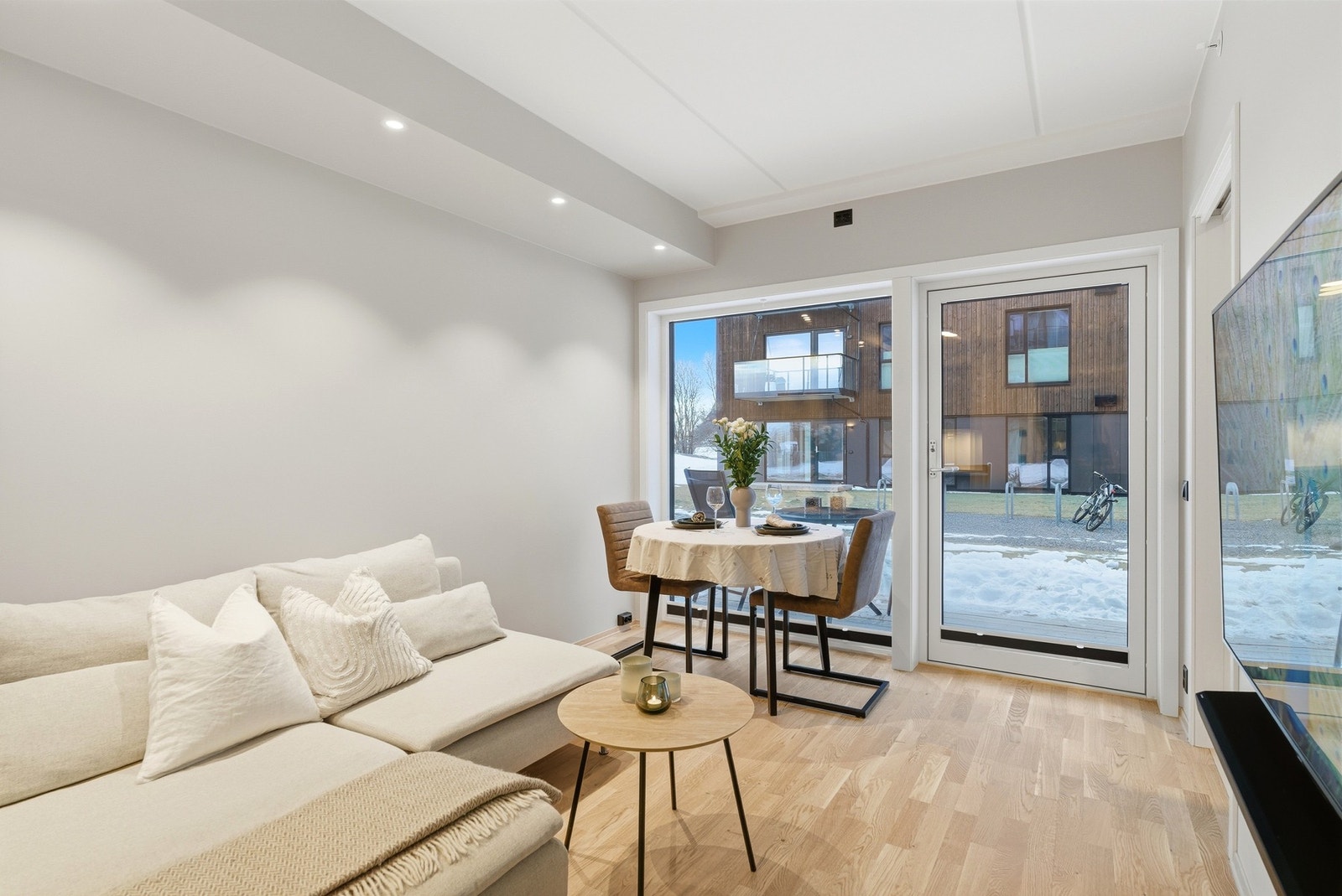 Plass til både sitte-og spisegruppe. Vannbåren gulvvarme i gang, stue og kjøkken. Galleribilde