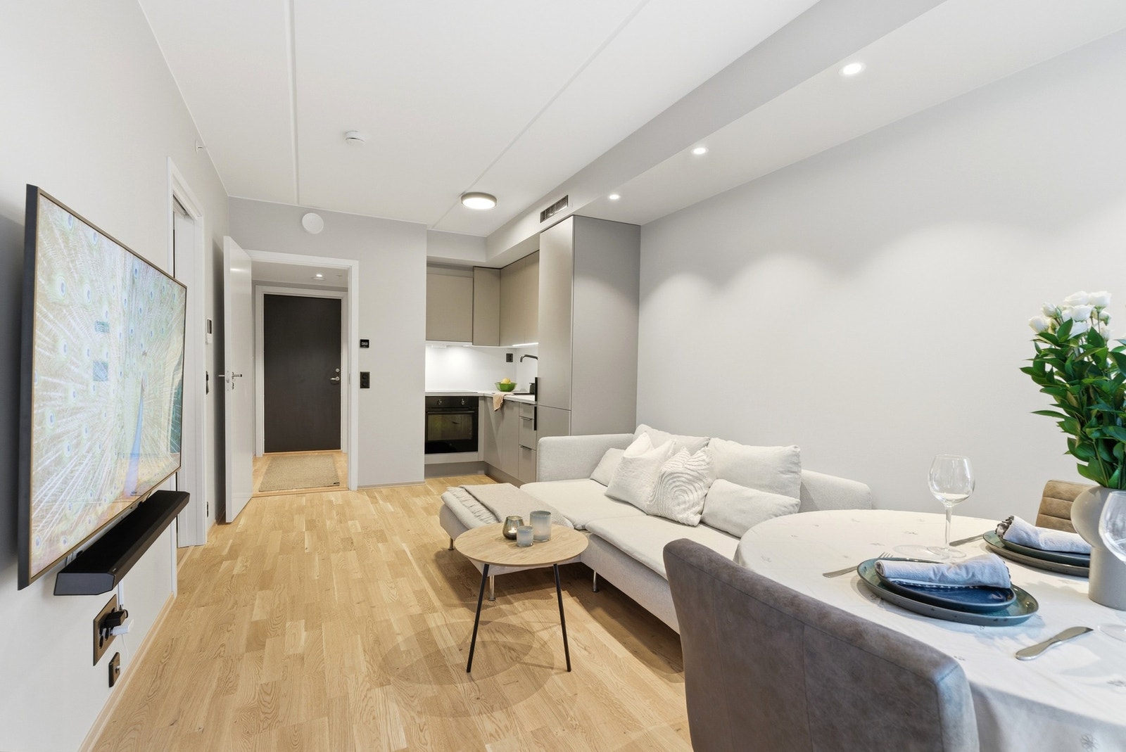 Flott stue og kjøkken - plass til både sitte-og spisegruppe. Galleribilde