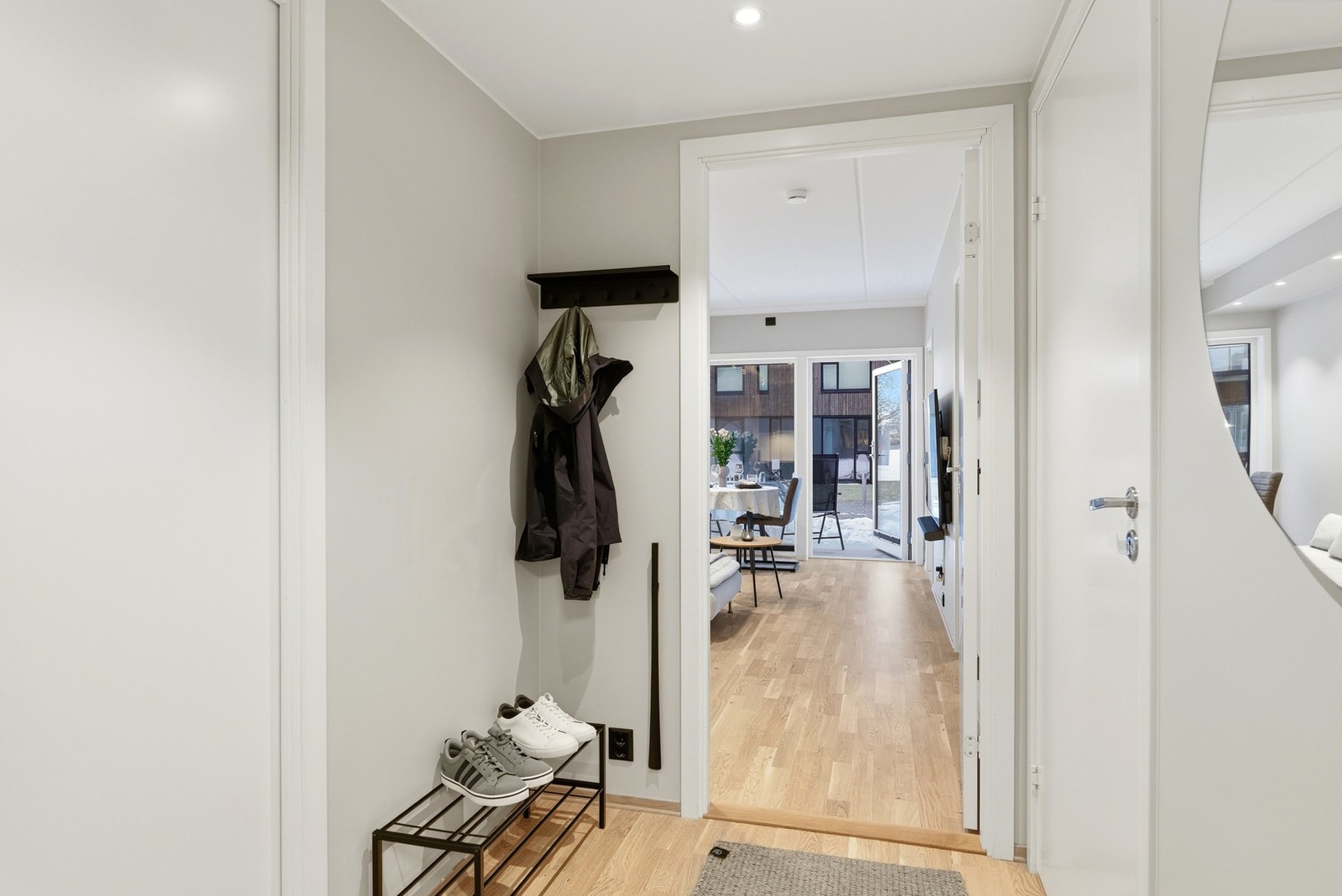 Velkommen inn - lys og innbydende entré med varme i gulv og downlights i himling. Adkomst til bod til venstre, bad til høyre og videre inn i stue. Galleribilde