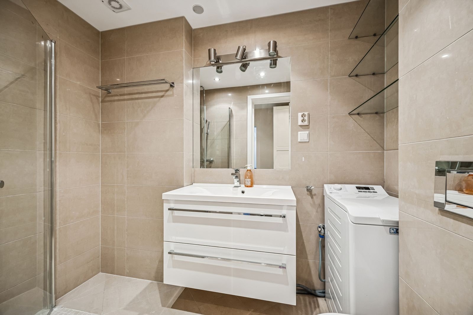 Pent, flislagt bad med vaskemaskin Galleribilde