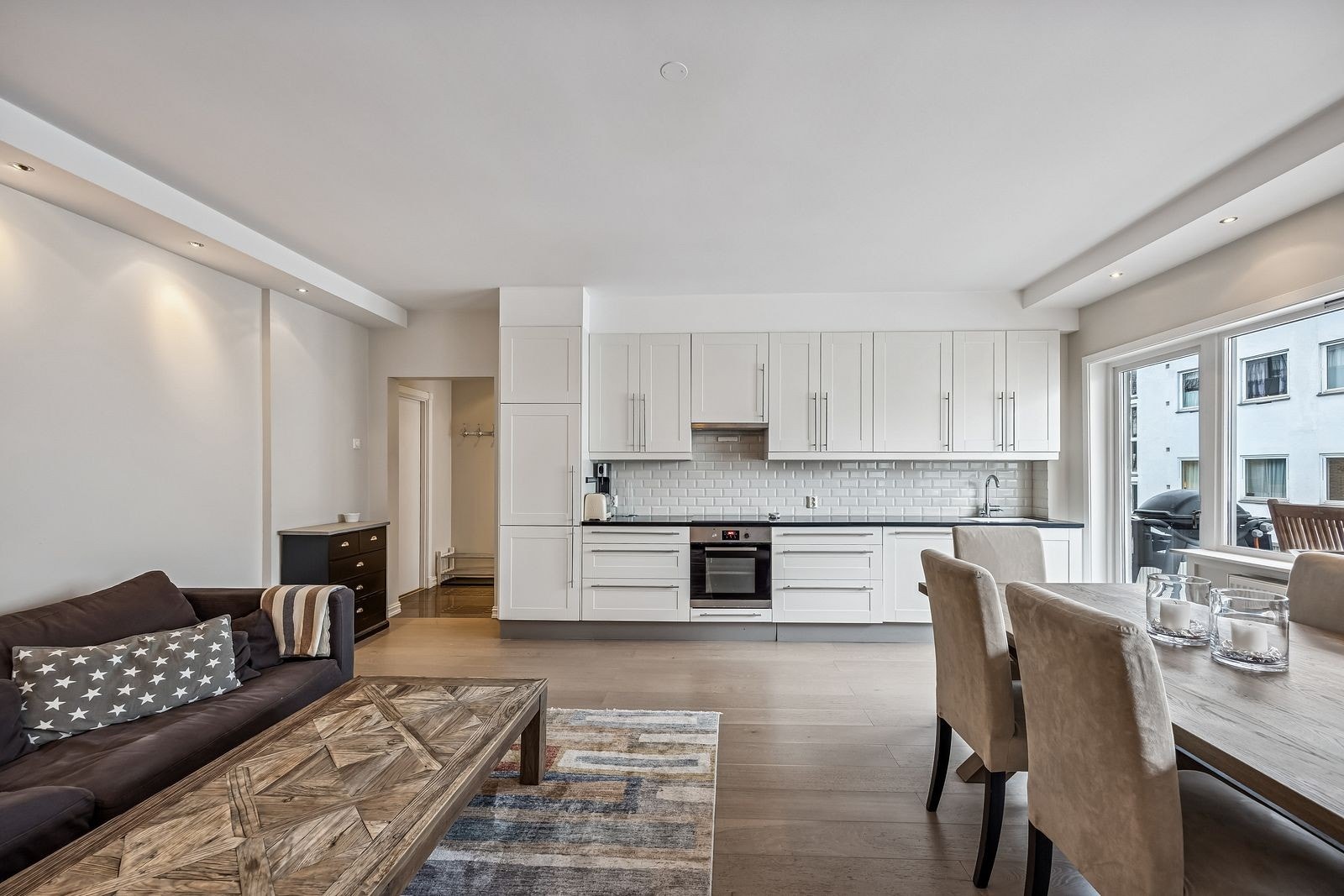 Stue/kjøkken i åpen løsning. Galleribilde