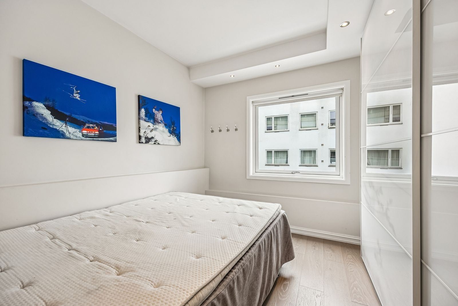 Soverom med integrert skyvedørsgarderobe. Galleribilde