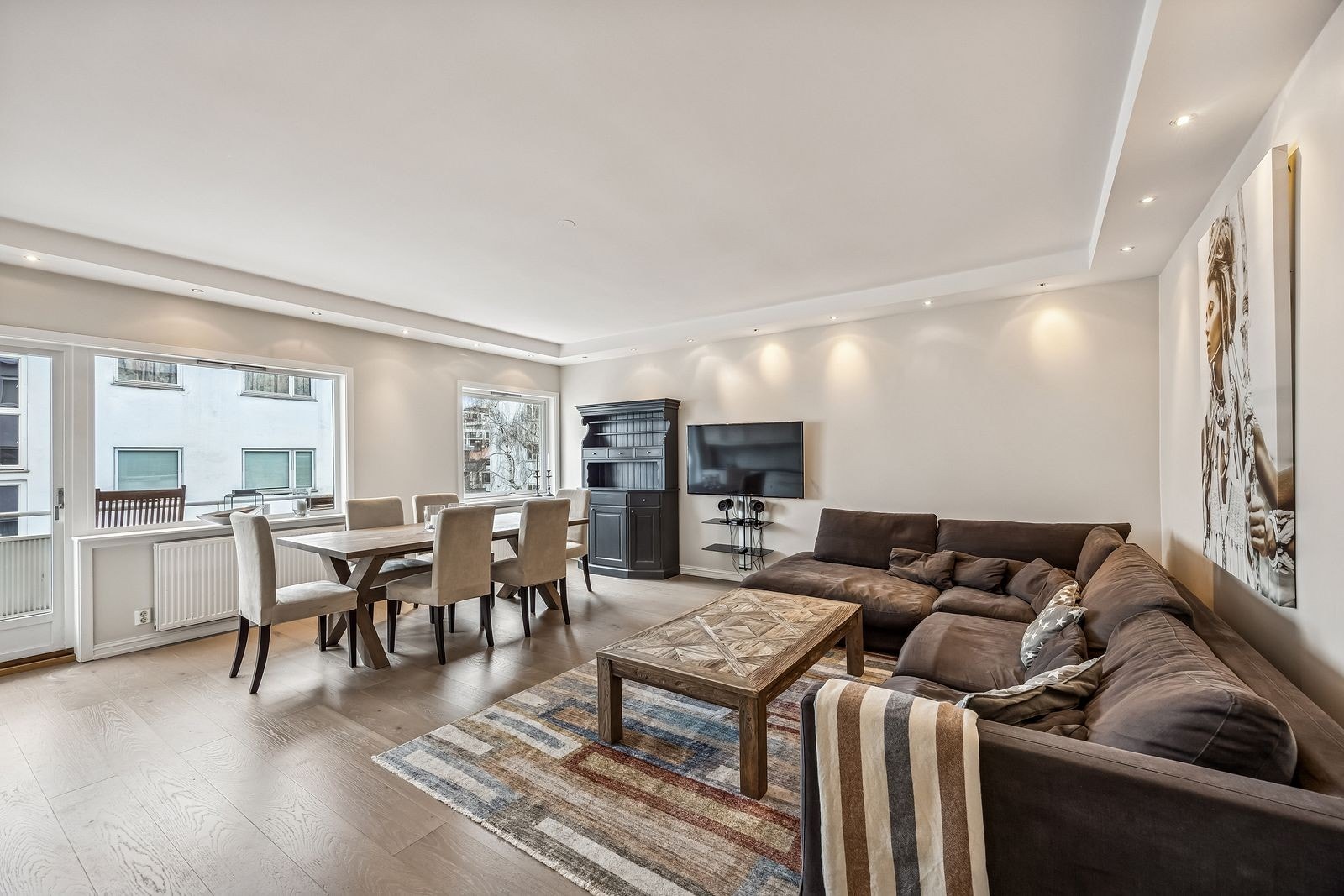 Meget lys og romslig stue. Galleribilde