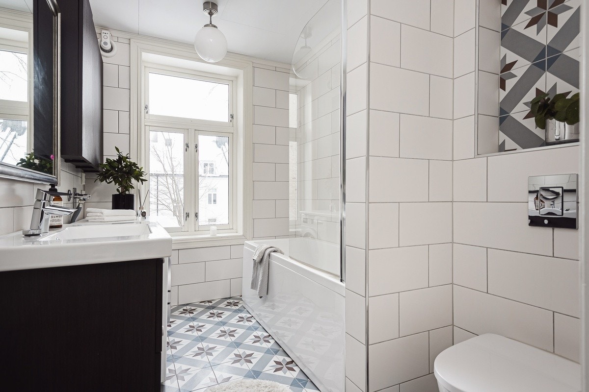 Flott bad med badekar. Vask og tørk er inkludert. Galleribilde