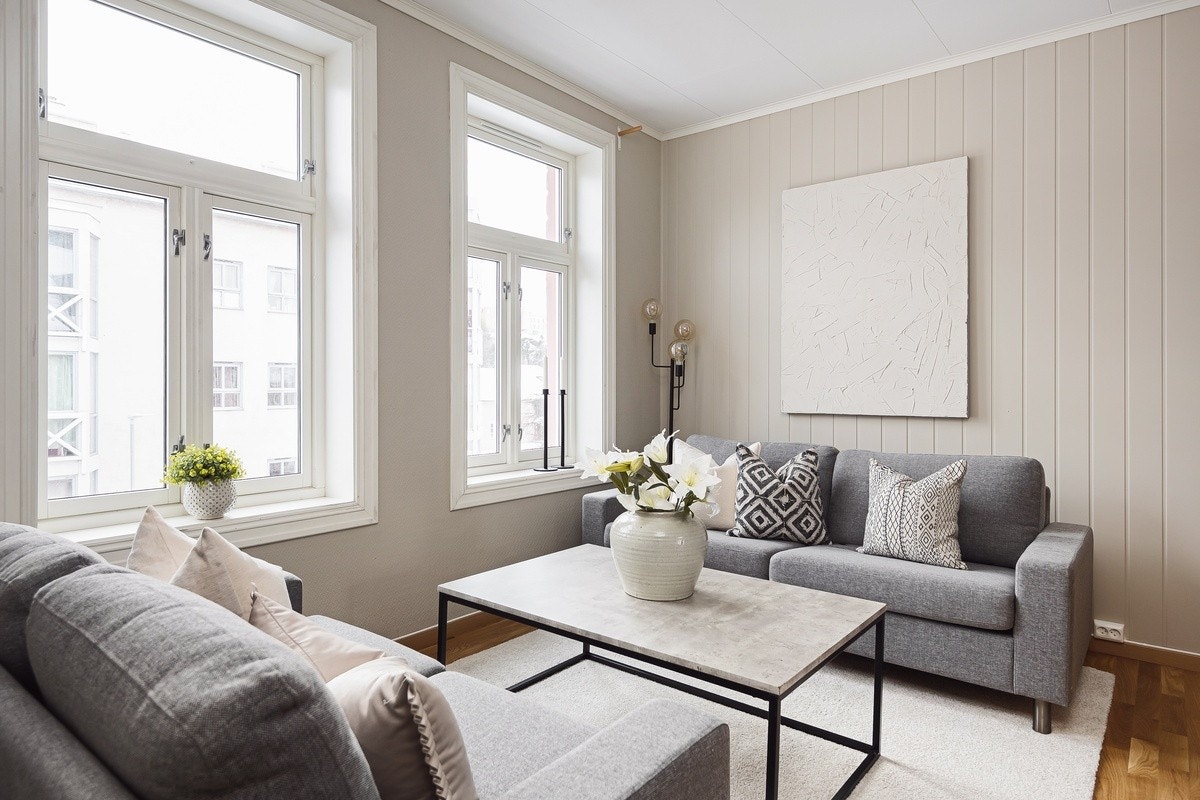 Romslig og delikat stue. Møblert med sofagruppe og spisebord Galleribilde