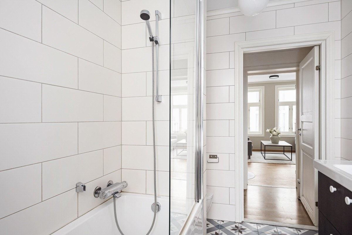 Flott bad med badekar. Vask og tørk er inkludert. Galleribilde