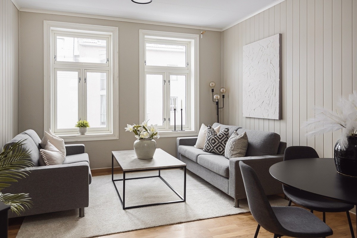 Romslig og delikat stue. Møblert med sofagruppe og spisebord Galleribilde