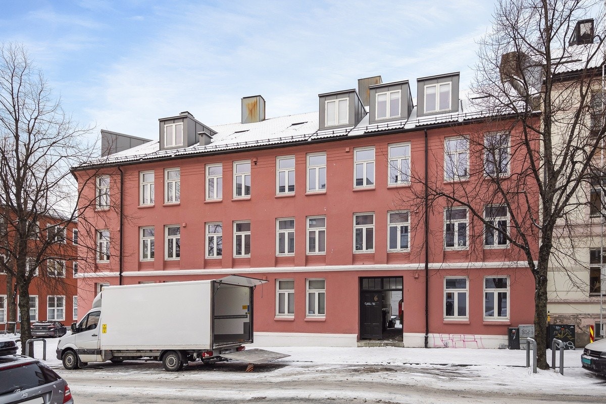 Velholdt fasade. Leiligheten ligger godt opp fra bakkeplan, i tredje etasje Galleribilde