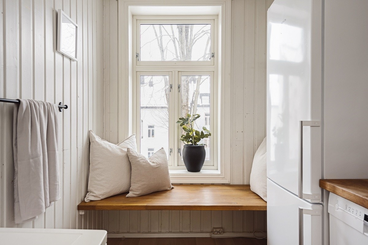 Koselig kjøkken en benk under vinduet i enden Galleribilde