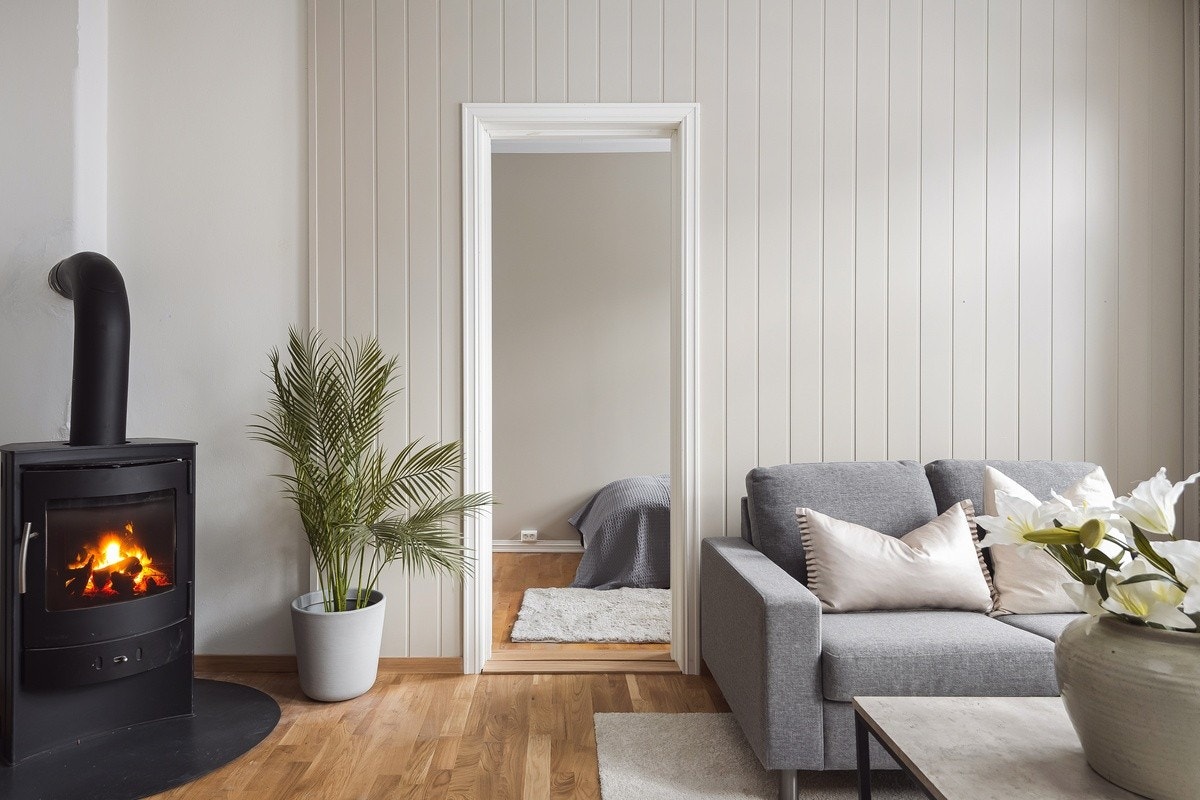 Romslig og delikat stue. Møblert med sofagruppe og spisebord Galleribilde