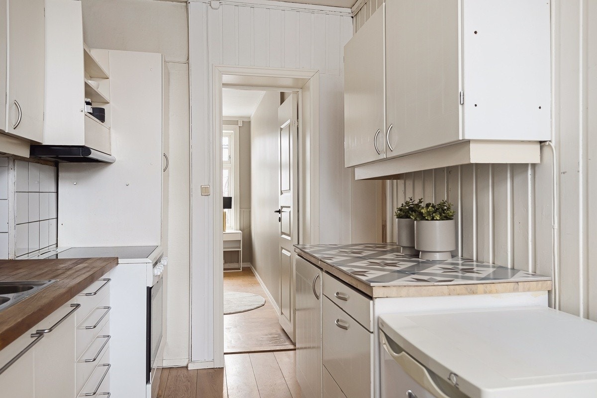 Koselig kjøkken en benk under vinduet i enden Galleribilde