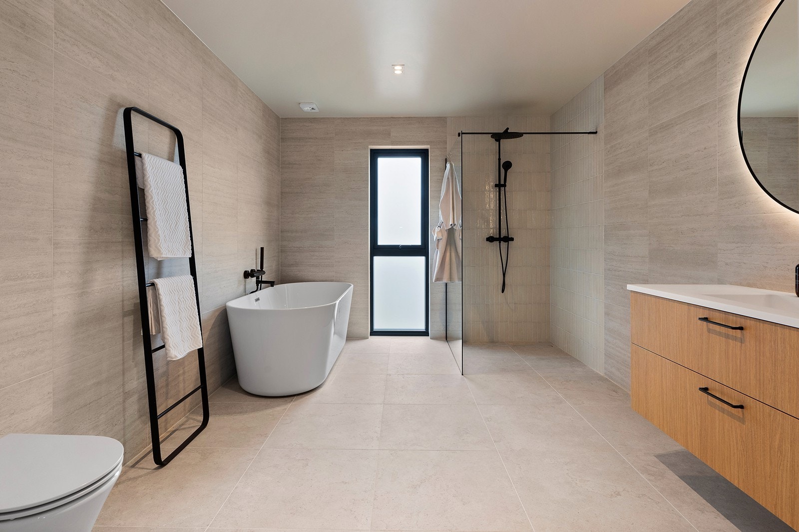 Helfliset baderom med lekre dekorfliser i dusjhjørnet Galleribilde