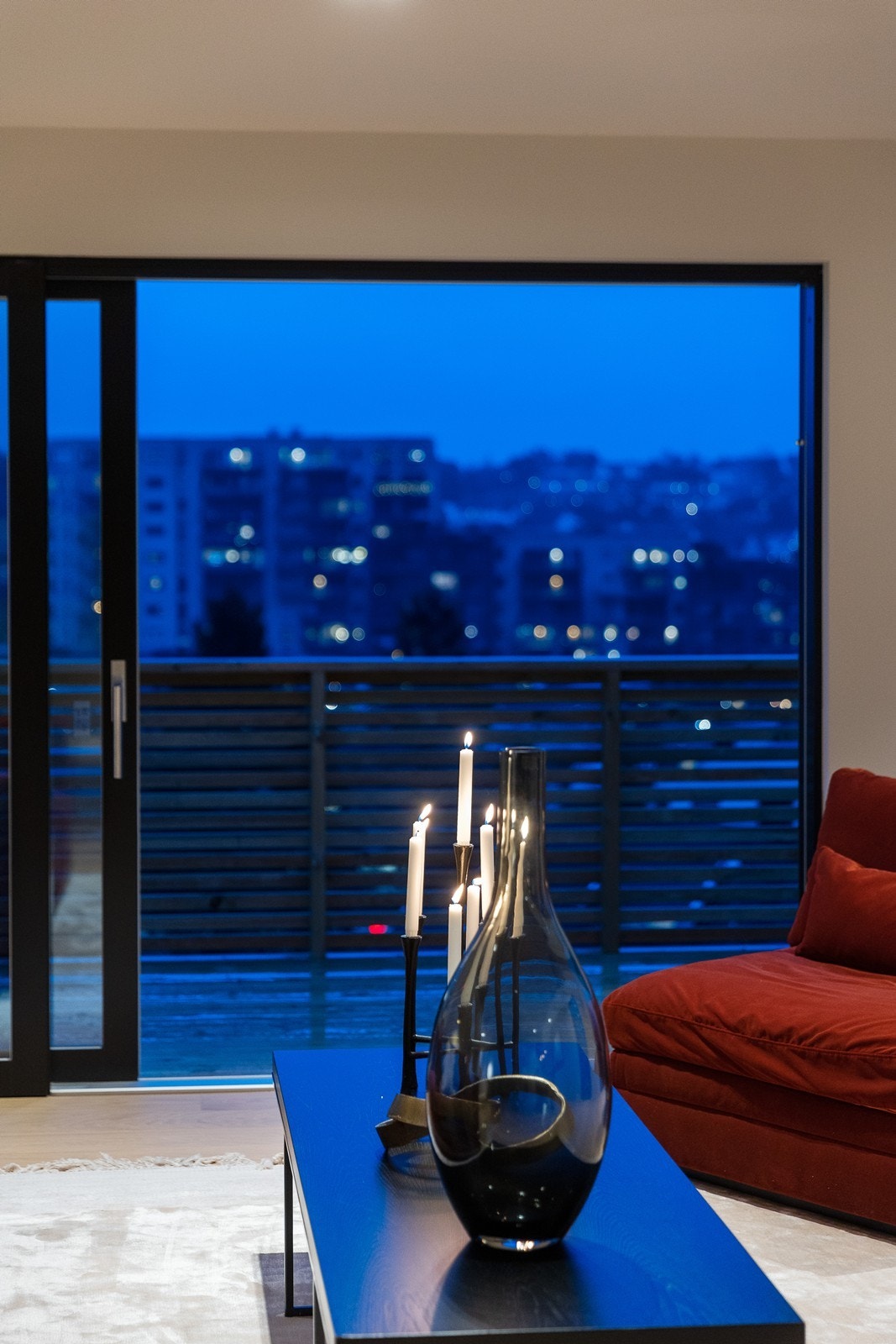 Store skyvedører som trekker utsikten inn i boligen. Galleribilde