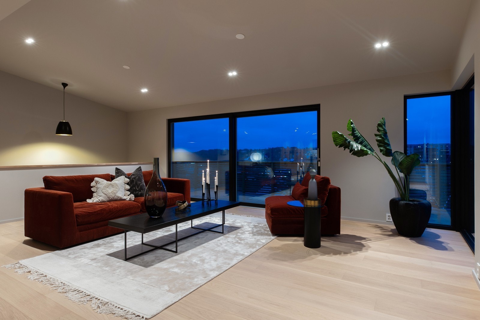 Stor stue med god takhøyde og utgang til veranda. Åpen løsning til kjøkken. Galleribilde