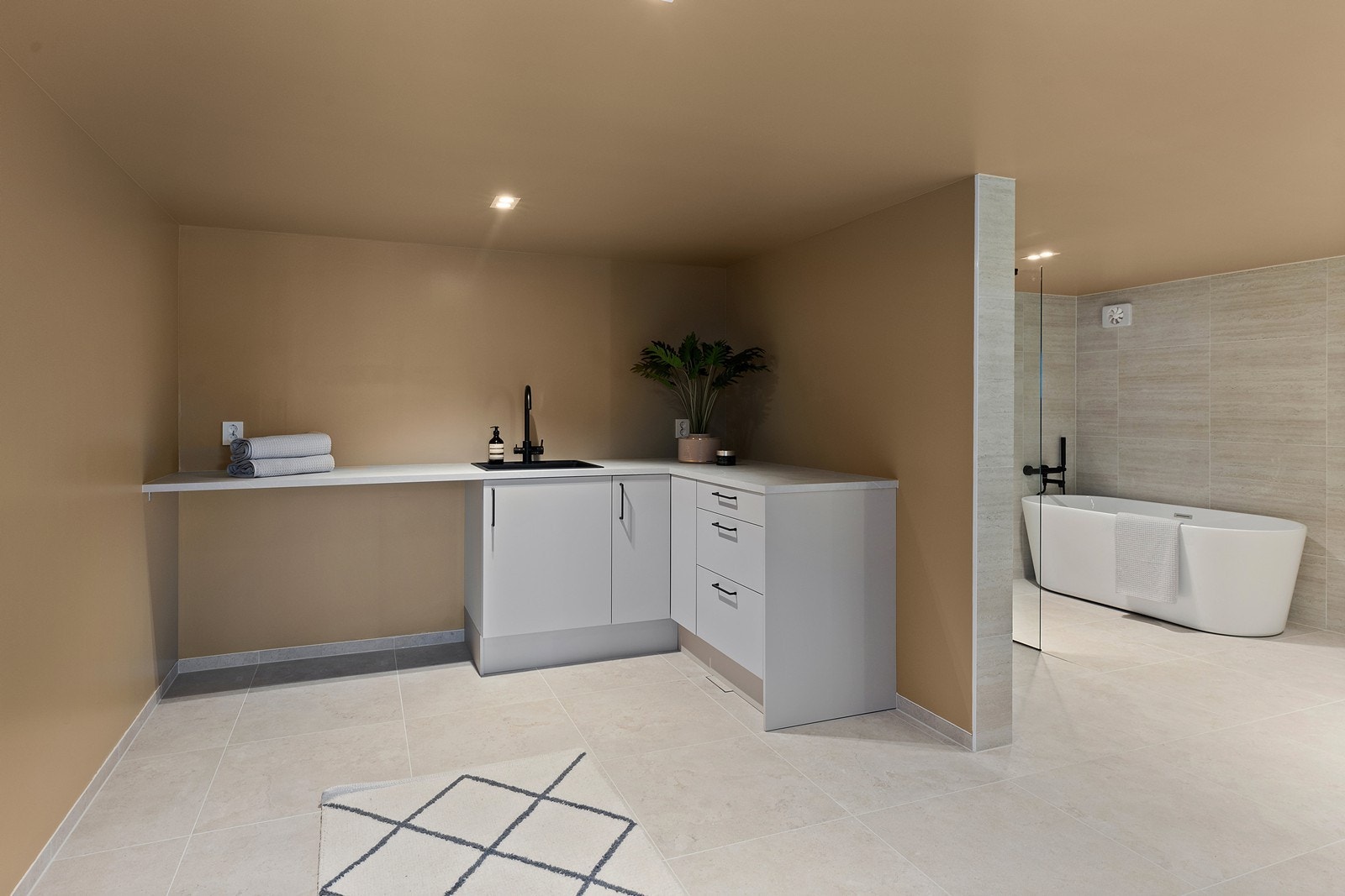 Bad/vaskerom i underetasjen med vaskeromsinnredning og opplegg til vaskemaskin og tørketrommel Galleribilde