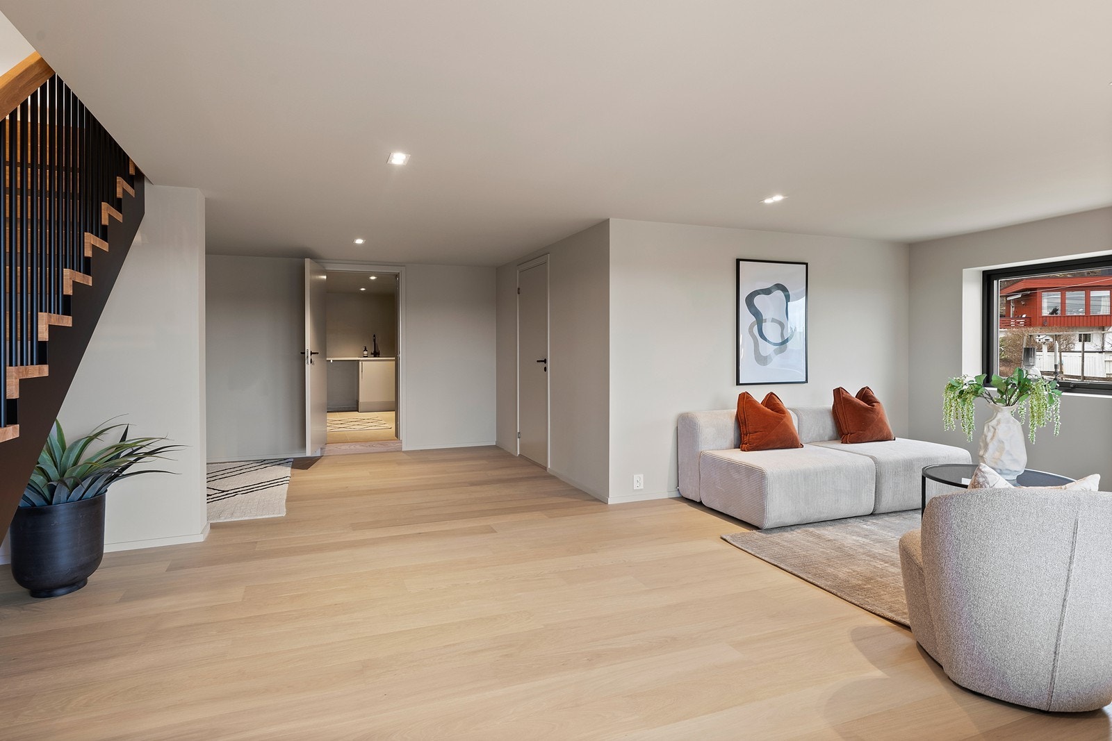 Soverom inn til høyre og flott bad/vaskerom rett fram Galleribilde