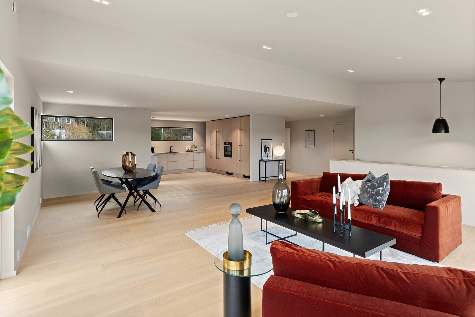 Meget stor stue med god takhøyde og åpne løsninger. Galleribilde