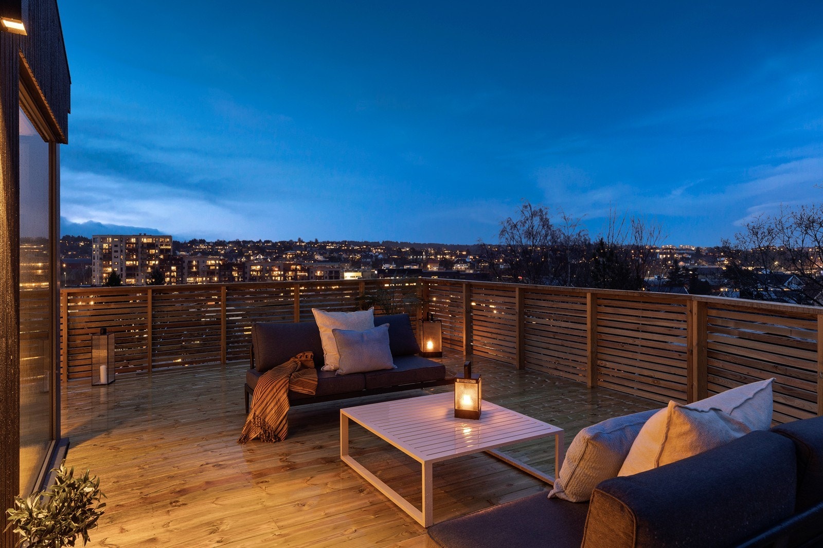 Stor balkong med utsikt over byen Fredrikstad Galleribilde