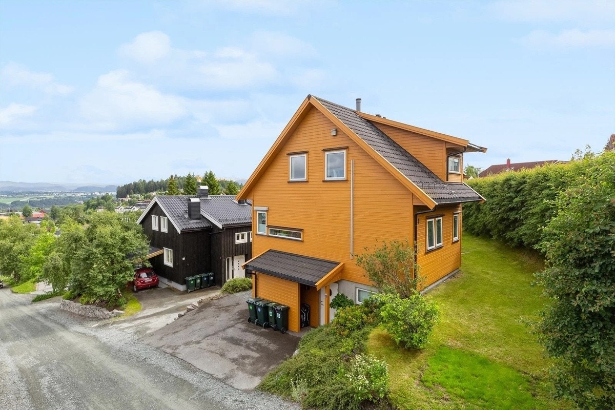 Eget inngansparti på enden. Biloppstillingsplass medfølger. Galleribilde