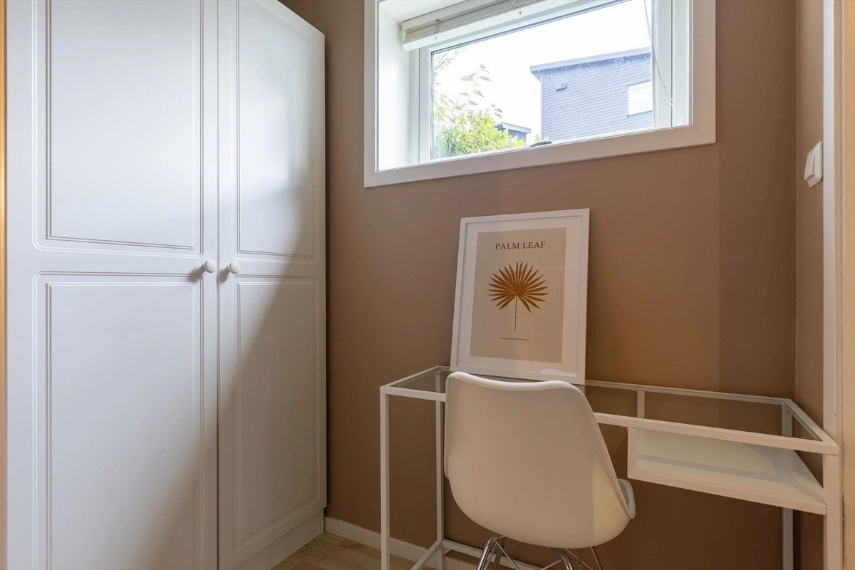 På soverommet er det plass til garderobe og skrivebord. Galleribilde