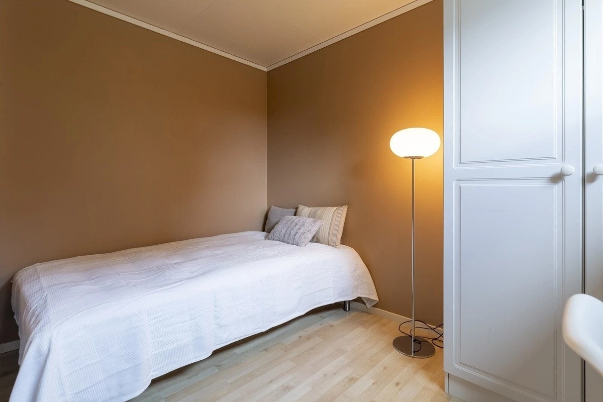 Rolig og romslig soverom Galleribilde