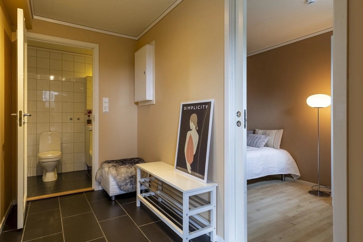 Gang inn mot soverom og bad. Varmekabler i gang. Galleribilde