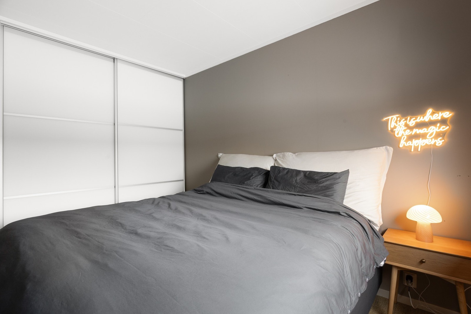 Praktisk skyvedørsgarderobe med gode oppbevarings muligheter Galleribilde