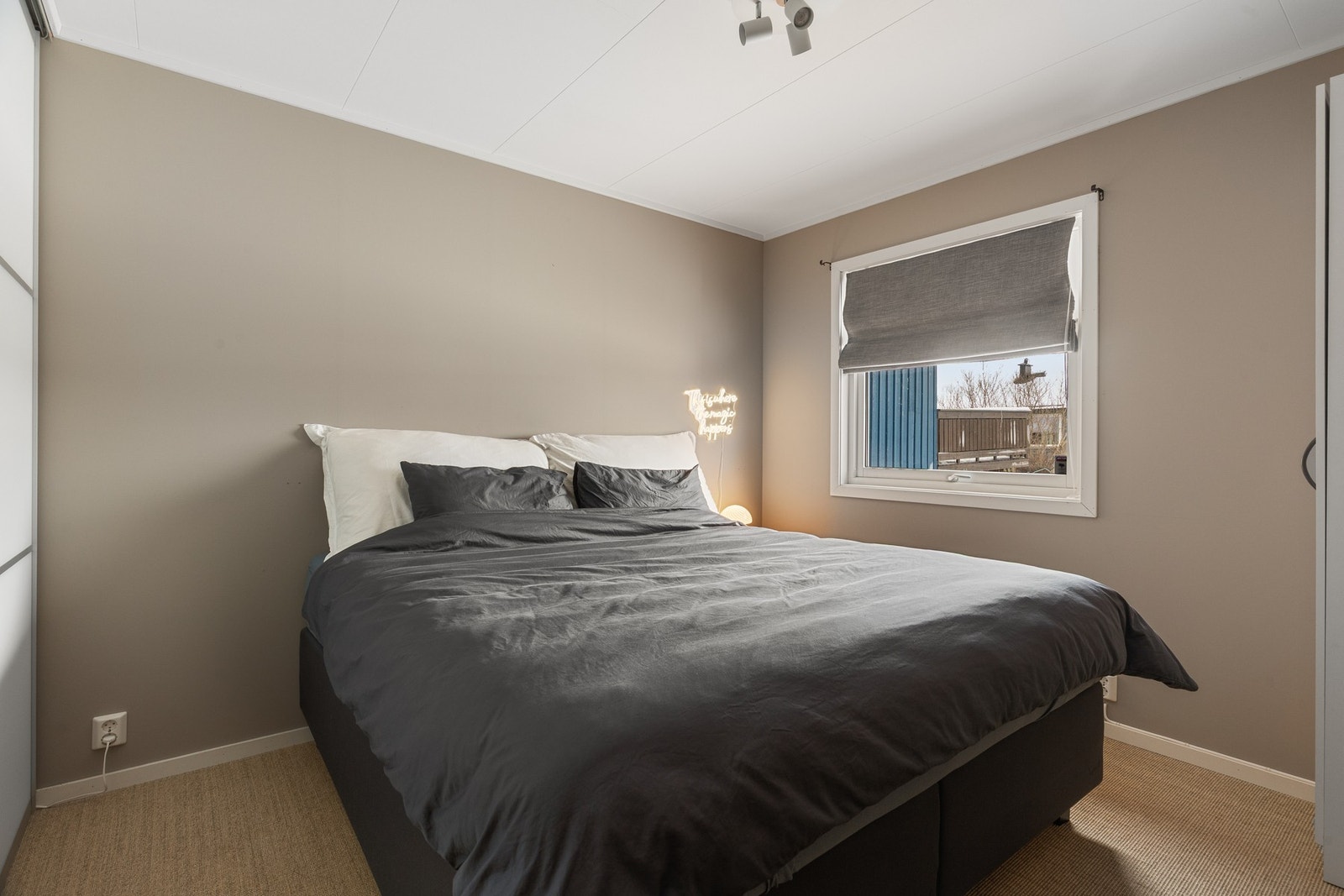 Hovedsoverommet er av god størrelse og rommer god plass til dobbeltseng, nattbord og garderobeløsning Galleribilde