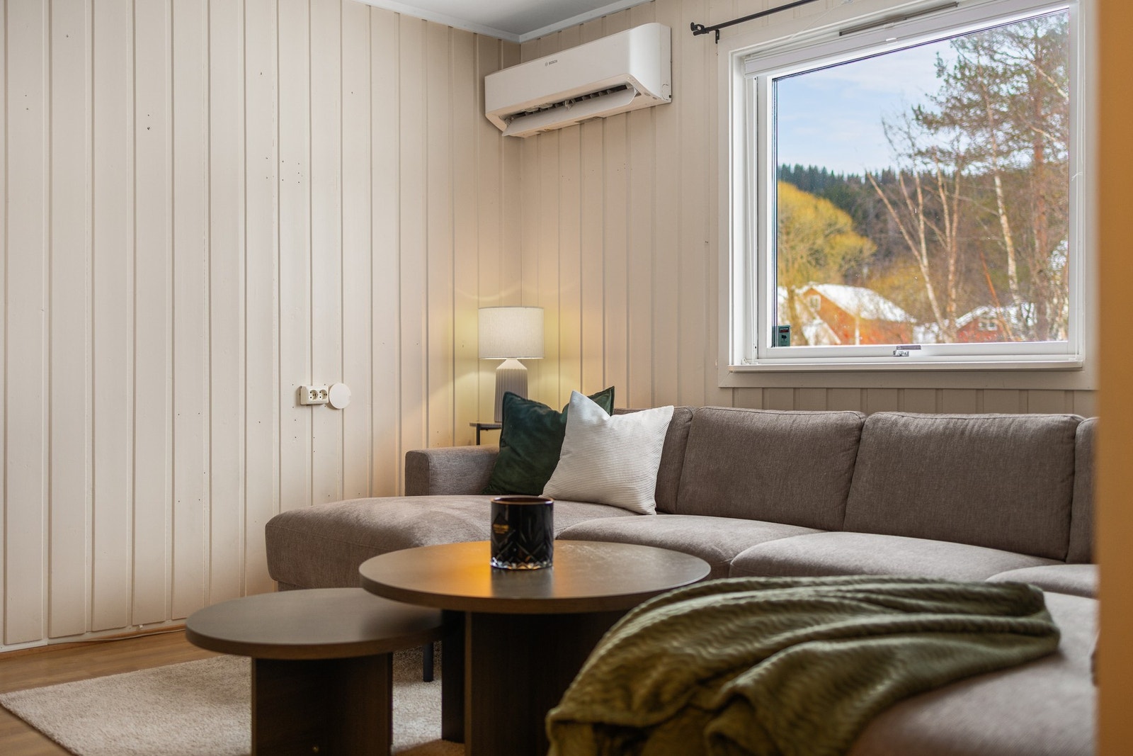 TV-stue med god planløsning og fleksible møblerings muligheter - tilpasset både sosialt samvær og egentid Galleribilde