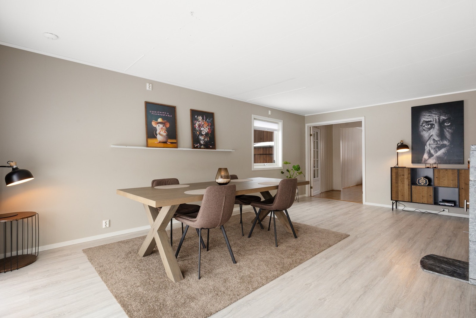 En lys og romslig stue med god plass til sofagruppe med tilhørende møblement Galleribilde