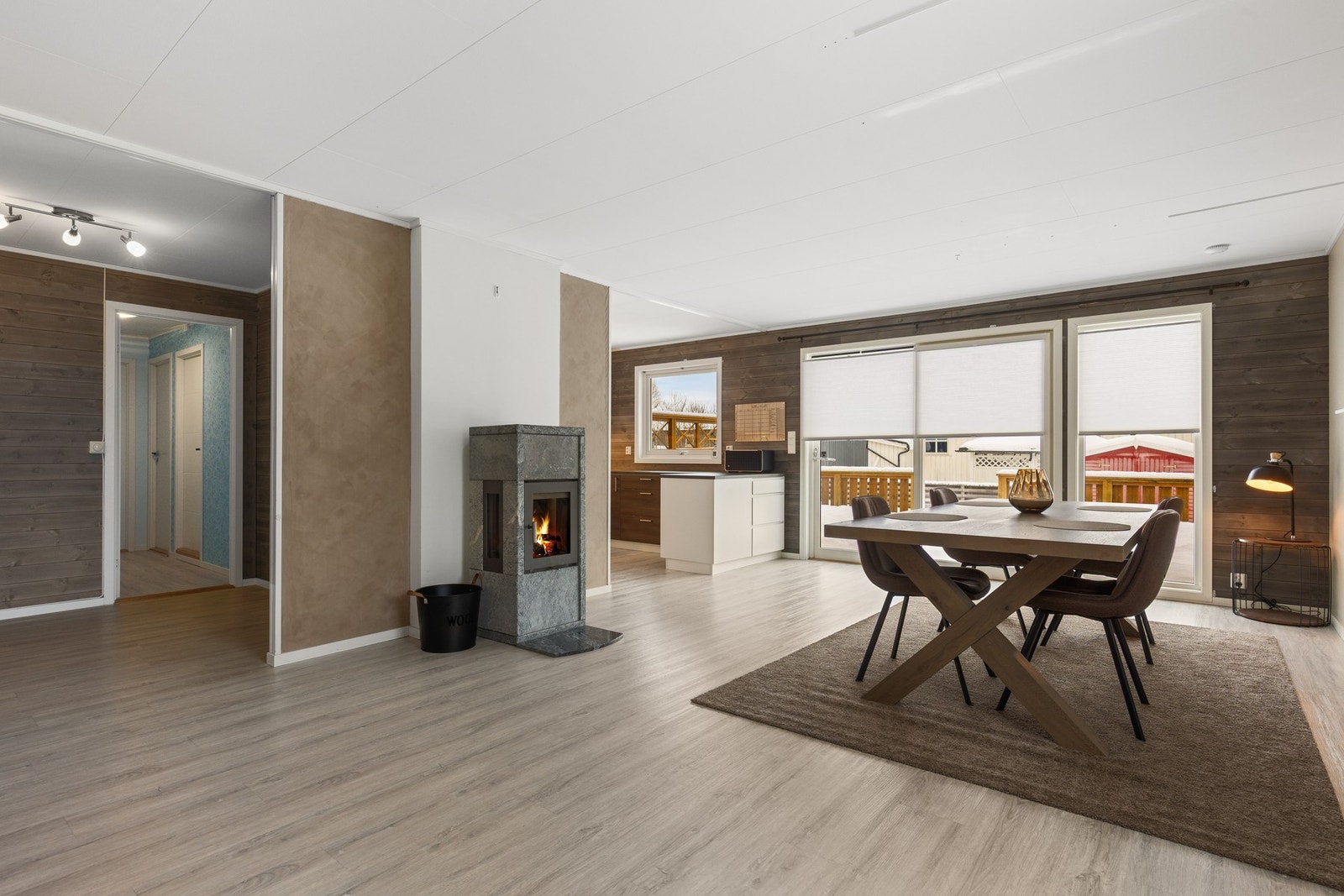 De store vindusflatene gir godt med naturlig lys inn i boligen Galleribilde