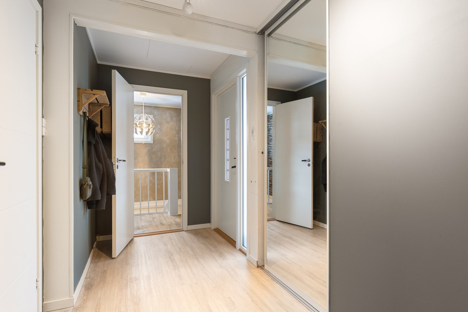 Stor og romslig skyvdørsgarderobe og innvendig bod til oppbevaring Galleribilde