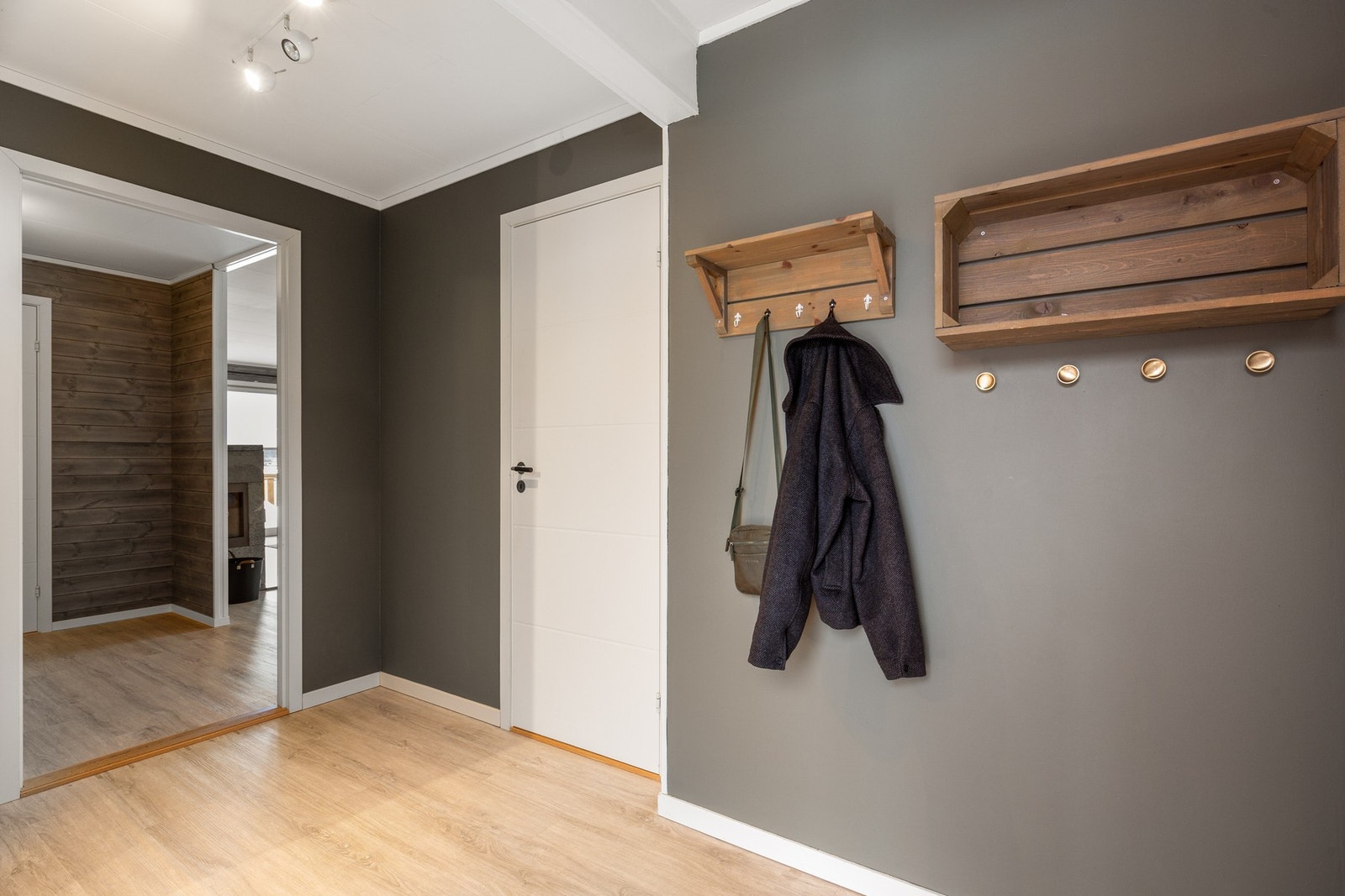 Lys og innbydende entré hvor du enkelt kan henge fra deg yttertøyet Galleribilde