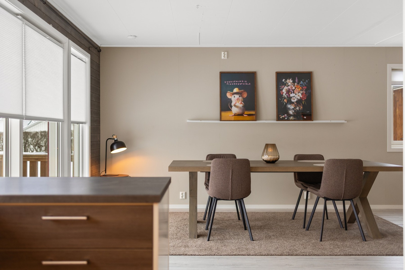 Den åpne løsningen mellom spiseplassen og kjøkkenet bidrar til flere sosiale soner selv ved matlagingen Galleribilde