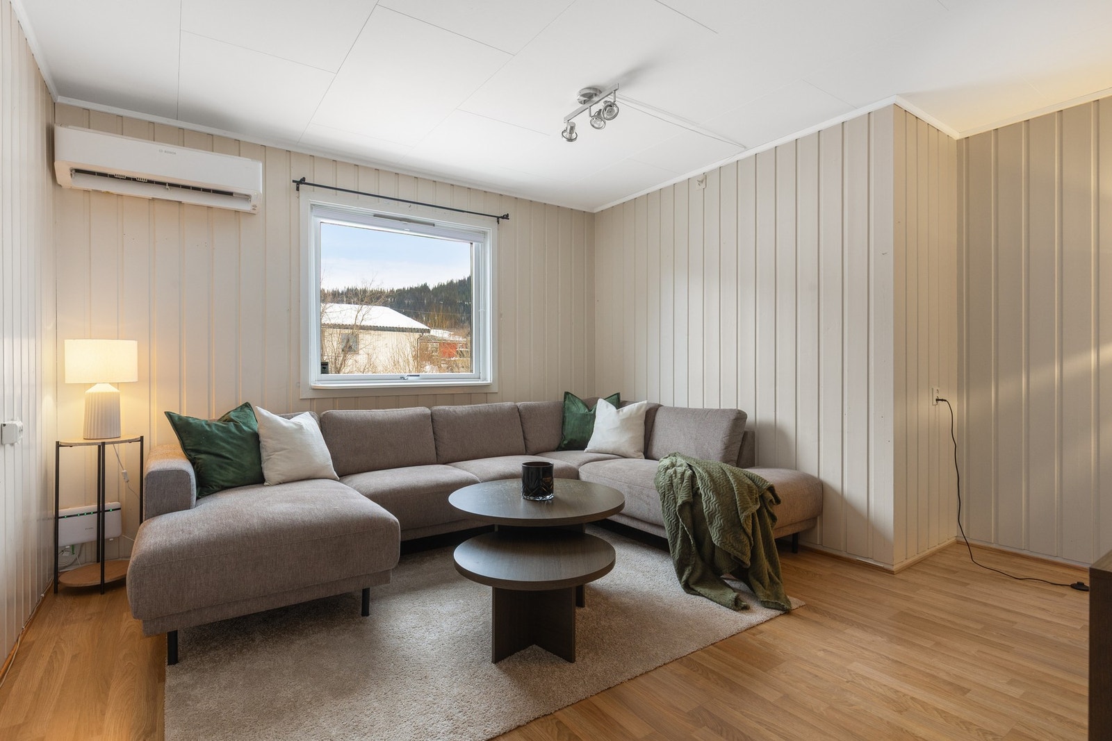 Innenfor stuen kommer man til tv-stuen - praktisk for den litt større familien Galleribilde